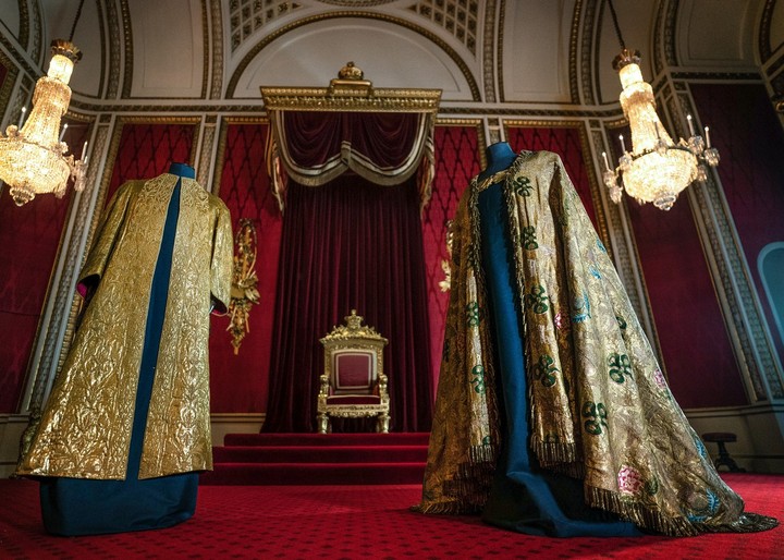 Korunovačné oblečenie kráľa a kráľovnej 